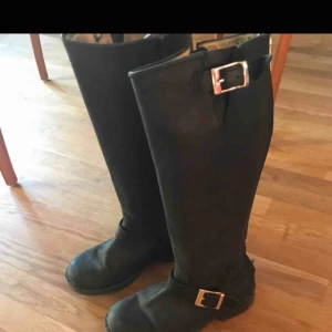  - Johnny bulls med dragkedja på båda sidorna, dem är använd ett på gånger men dem är i bra skick,  Nytt pris 2000kr mitt pris 800kr  Priset kan diskuteras vid snabb affär. 