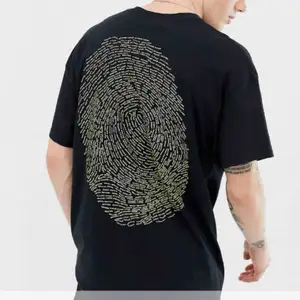 Svart T-shirt med tryck på baksidan och en text på framsidan. Köpt på Asos