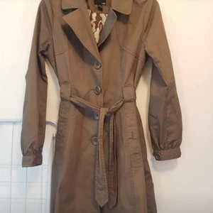  - Brun kappa i storlek 38 i fint skick. Perfekt till hösten 