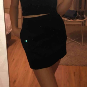  - Calvin Klein kjol i manchester material. Den är väldigt skön, sitter som en smäck har två fickor i sidan. Använd 2 gånger. Det är en storlek 28 vilket jag anser representerar S bra. Frakt betalas av köparen.