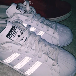  - Brand new supercleana Adidas Superstars Reflex strlk 44,5 (US 10,5). Säljes för ynka 449 kr.  Röda Puma leather retroskor stlk 44,5 (US 10,5). Säljes för så lite som 189 kr.