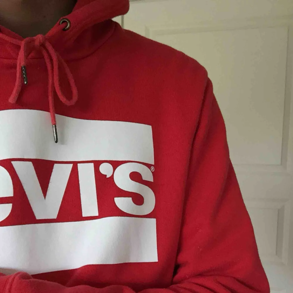 As cool röd Levi’s hoodie. Knappt använd och ser helt ny köpt ut. Nypris 700-800kr och köpare står för frakt. ❤️. Hoodies.