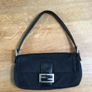  - Säljer min fendi väska i modellen baguette bag. Inköpt second hand för 4500kr. Bättre bilder kan tas om det önskas. 
