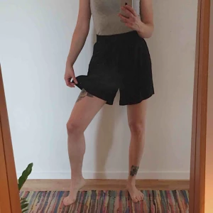  - Knappt använda short i viskos och lyocell.  Hämtas i södra Stockholm (Hökarängen) eller på Södermalm.
