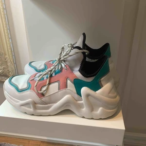 Skor - Snygga dad shoes , köpta från Bershka för 600kr, fint skick endast lite smuts på främre del. Möts upp i Stockholm/100kr frakt