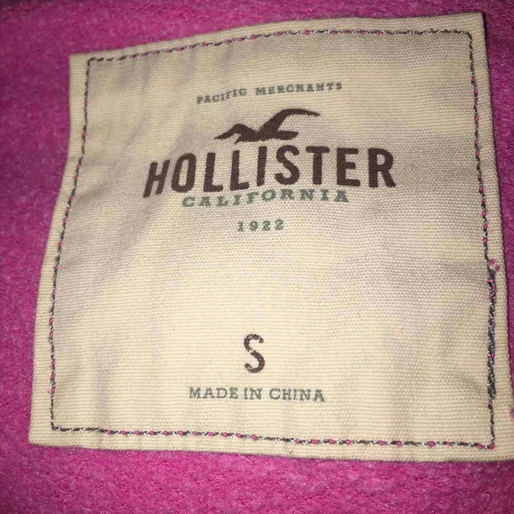 Rosa hollister-hoodie med silverglitter. Köpt för några år sen men i bra skick, nypris ca 600. . Hoodies.
