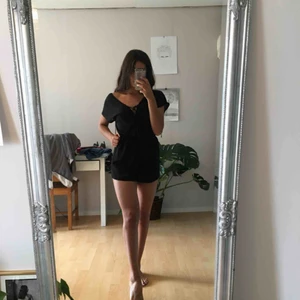  - Söt jumpsuit med knytning fram och öppen rygg. Går bra att både klä upp och ner. 