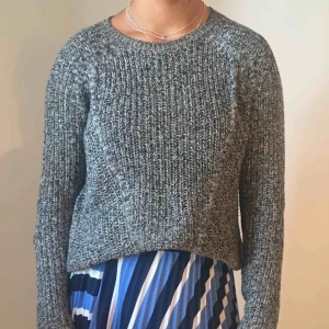  - Jättefin stickad tröja av svart & vit tråd från HM. Storlek XS men passar även S, perfekt skick. 