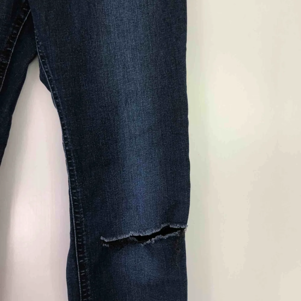 Mörkblåa bootcut jeans från hm, hål på ena knät som jag gjort själv💜. Jeans & Byxor.
