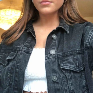  - croppad svart oversized jeansjacka från bershka passar xs-m hör av dig om du vill ha fler bilder!!🤩