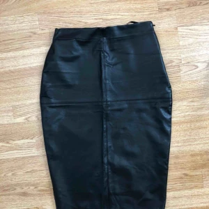  - Läder imitation kjol från River island. 