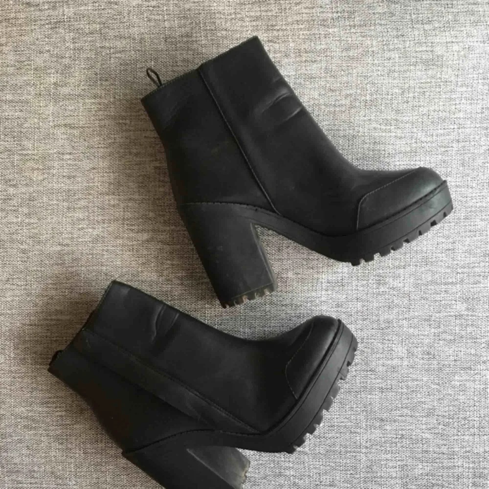 Sjukt snygga boots i ”fake-skinn” eller liknande material. Liten skada på ens skon (bild 3). Frakt 100kr!. Skor.