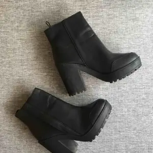 Sjukt snygga boots i ”fake-skinn” eller liknande material. Liten skada på ens skon (bild 3). Frakt 100kr!