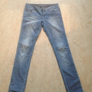Only jeans:) sitter som en smäck i rumpan, varit favvosar men börjar bli för små. - Only jeans:) sitter som en smäck i rumpan, varit favvosar men börjar bli för små.