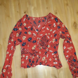  - Jättefin retro tröja som tyvärr var för liten för mig. Vet inte vad märket är då lappen är borta, säljes därför billigt 