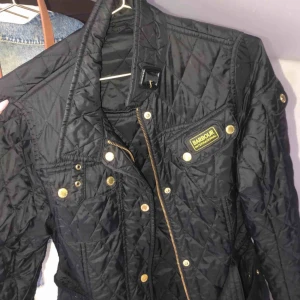  - Säljer nu min svarta barbour jacka. Super skön och perfekt till höstväder. 