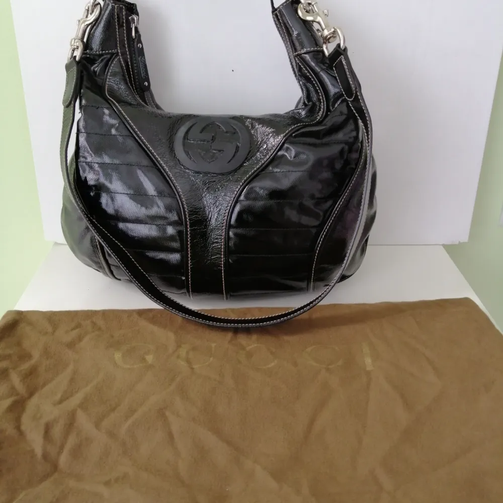 Gucci Snow Glam bag, excellent condition, dust bag, authentic, size 39x22x14cm, write me for more info&pics. Väskor.