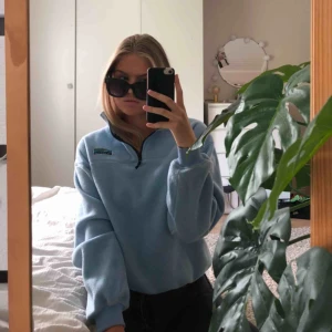  - Blå fleece tröja med zipper från junkyard, köparen står för frakt