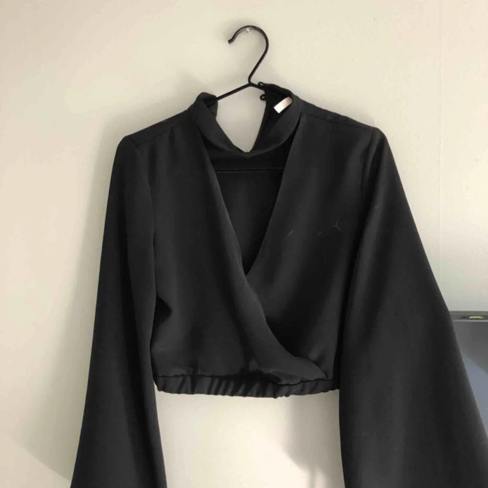 Jättefin svart blus från Zara, säljer då den aldrig har används. Köparen står för frakten:). Blusar.