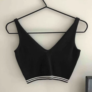  - Jättefin crop top från bikbok. V-ringad på båda sidorna. Aldrig använd. Köparen står för frakten:)