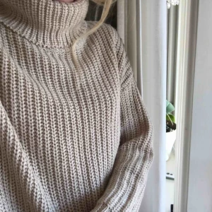  - En mycket fin fin och mysig stickad tröja/klänning. Använd ett fåtal gånger. Köparen står för frakten 