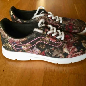 Blommiga Vans - Blommiga vans, något år gamla men i bra skick. ☺️ De är ganska tighta i storleken och passar smala fötter. Har inte använt på ett tag så tycker att de ska få gå vidare nu 🌸 ✨  Kan mötas upp i Gbg, annars ingår inte frakt. 