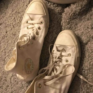  - Converse All Star High, naturvit/guld, sparsamt använda, inköpta våren -19.