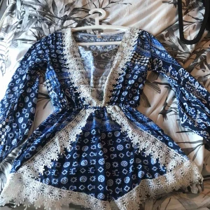  - Jumpsuit köpt utomlands Storlek S Den är väldigt öppen där framme så skulle rekommendera att använda en säkerhetsnål eller en tröja under om du vill! :) 