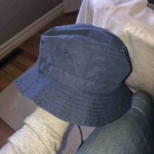  - Snygg fiske hatt lite använd men fint skick! Kan vara blå eller beige!!