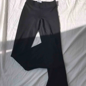  - Säljer dessa svarta bootcut leggingsen ifrån Gina ꨄ Storleken är XXS men dom är som XS då jag är 168cm lång och de sitter så på mig ( sista bilden ) Inte mycket använda
