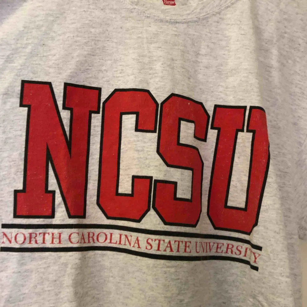 North Carolina State University - Hämtas i Uppsala eller skickas mot fraktkostnad . T-shirts.