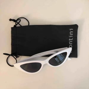  - Ett par retro solglasögon från Ur&Penn! De är som nya då dom bara har använts max 2 ggr. Inga repor eller slit på glaset eller ramen☺️ Tar gärna emot swish och köparen står för frakten!