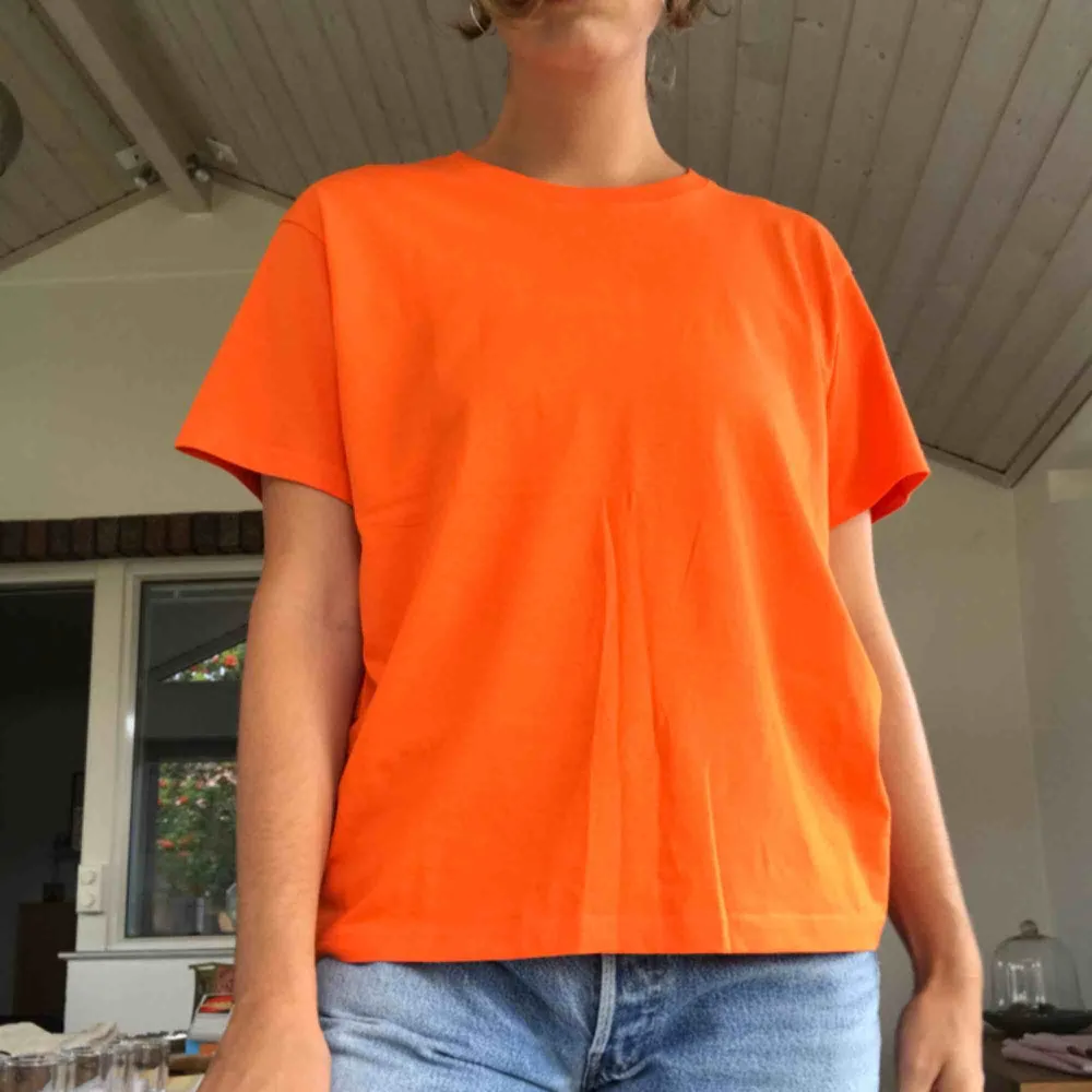 Orange/Röd t-shirt från Weekday. Använd två gånger.. T-shirts.