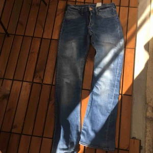  - Bootcut två små hål på baksidan av jeansen
