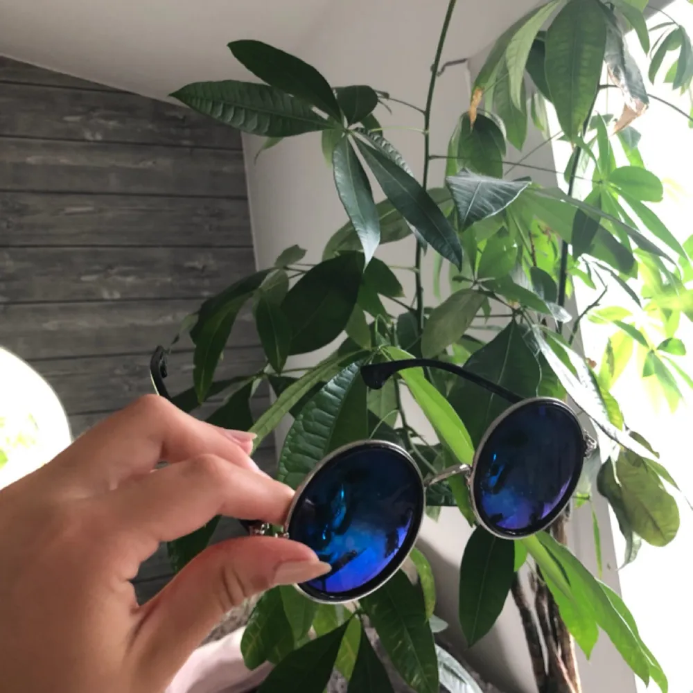 Coola runda solglasögon köpta i Asien. Glaset är blått💙💙💙. Accessoarer.