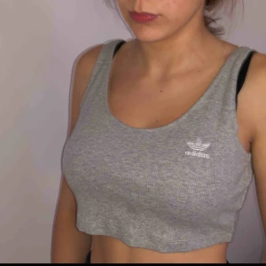  - Snygg magtröja från adidas använd 1 gång nytt skick 