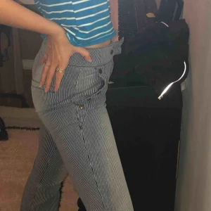  - Jätte snygga flare byxor från hunkydory! Vit blå randiga! Saknas en knapp där man stänger. Frakt ingår ej i priset 🍒