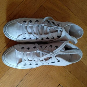  - Converse All star höga monochrome   Vita Storlek 36,5 men är mer som 37 Köpare står för frakt 