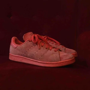  - Adidas, Stan Smith red suede (Stl:38,5). Skick: använda