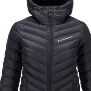  - Säljer min helt nya peak performance jacka dam model   Färg: svart  Ny pris: 2700 Mitt pris:1800