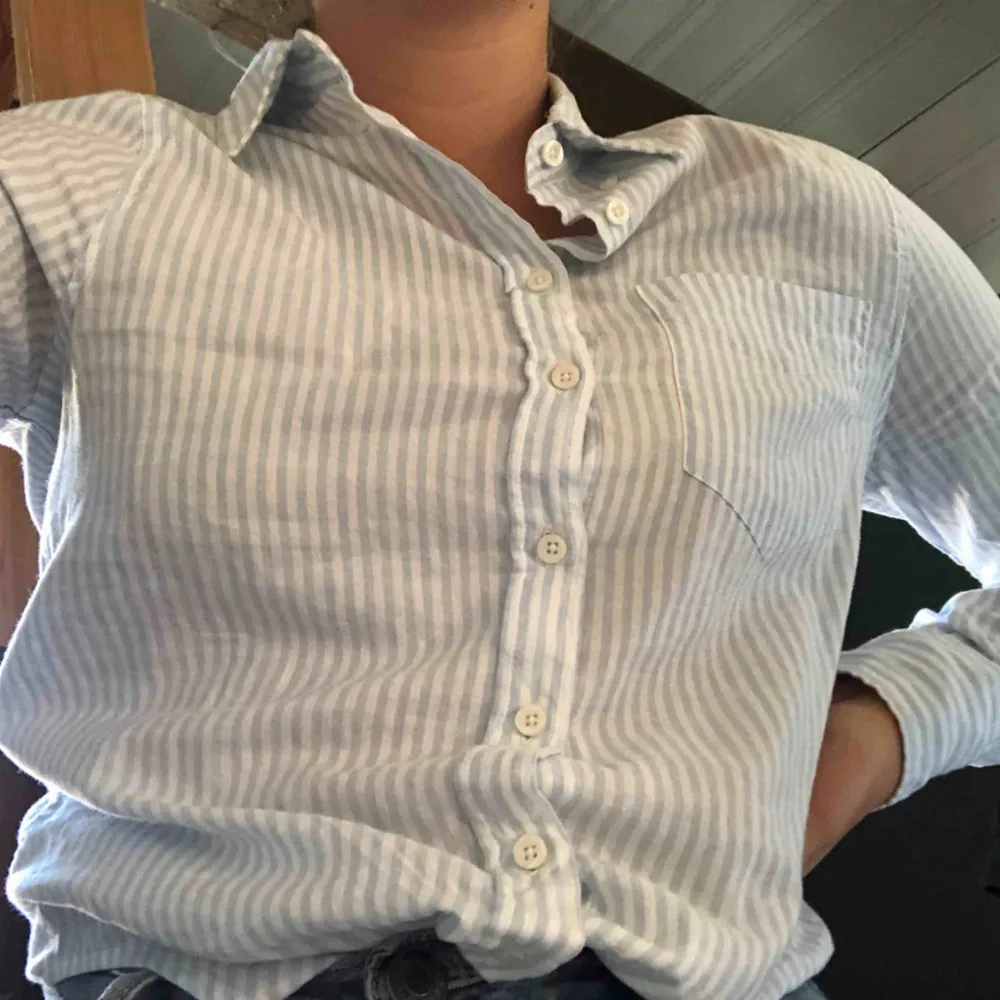 Blå/vit randig skjorta från GANT, använd endast 3-5 gånger, jättefint skick. . Skjortor.