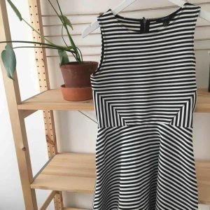  - Är 164 cm, lite tjockare i tyg vilket gör att den får fint fall