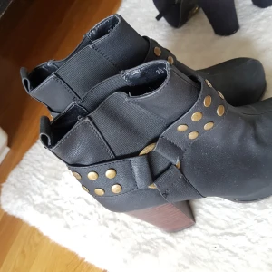  - Fina skor som är använda vid fåtal tillfällen. Köpta på din sko. Storlek 38