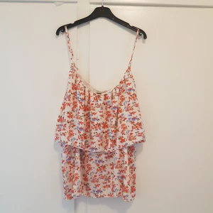  - (HELT NY)  Topp i storlek M från bikbok 