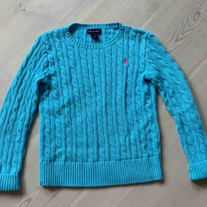  - Stickad blå tröja från Ralph Lauren! Knappt använd, skönt material och i jättefint skick! 
