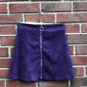  - Säljer denna balla manchesterkjolen från shein, märkt som large men passar snarare en medium! 