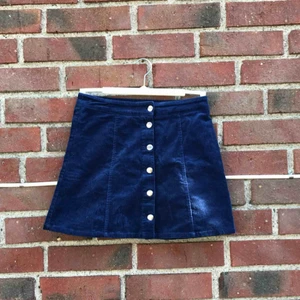  - Säljer denna jättefina manchesterkjol med guldknappar! Den är endast använd nån enstaka gång så väldigt bra skick