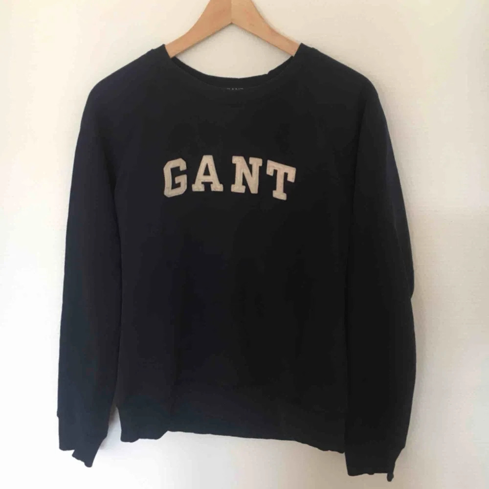 Sparsamt använd Gant-tröja, mjuk och skön! Kan skickas (köpare betalar frakt) eller så kan jag mötas upp i Uppsala!. Tröjor & Koftor.
