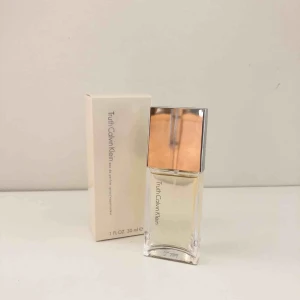  - Jag köpte den från parfym.se för 230kr men när den kom hem ångrade jag mig då jag redan har massa parfymer! Får kolla eventuell frakt :)