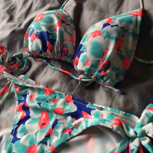  - Underdelen storlek 38 Överdelen storlek 40 (liten i storleken)